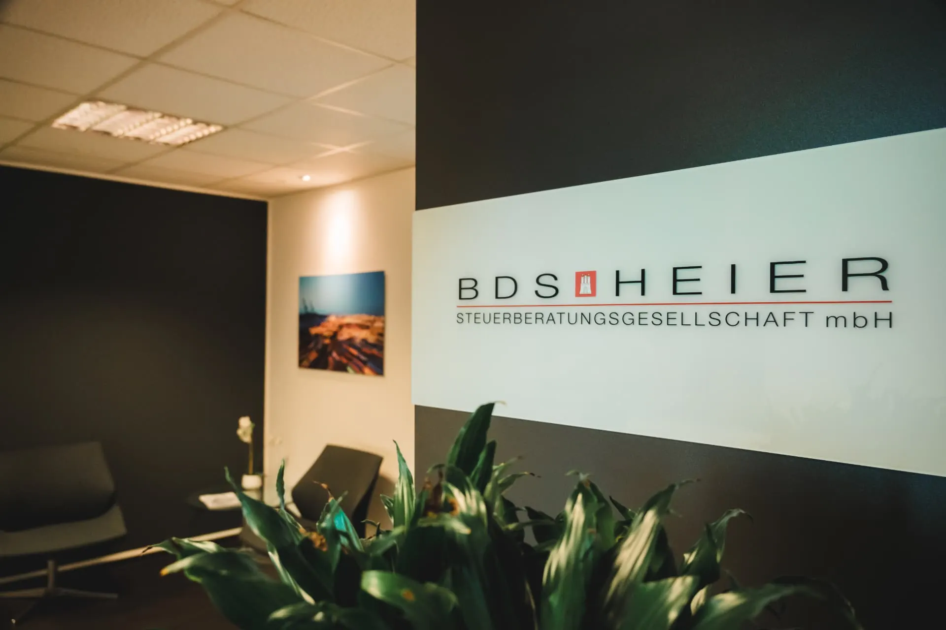 Empfangsbereich der Kanzlei BDS HEIER mit Logo an der Wand
