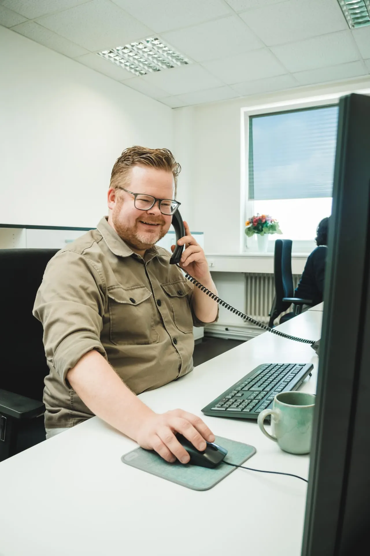 Kollege am Telefon am Arbeitsplatz bei BDS HEIER